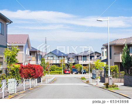 無電柱化された住宅街 無電柱化された住宅街 65343698