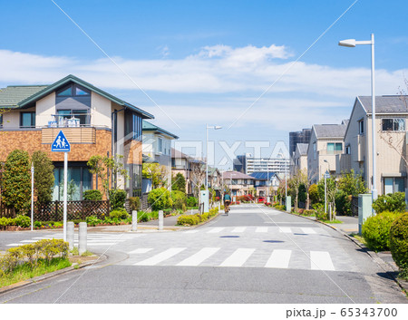 無電柱化された住宅街 65343700