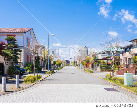無電柱化された住宅街 無電柱化された住宅街 65343702