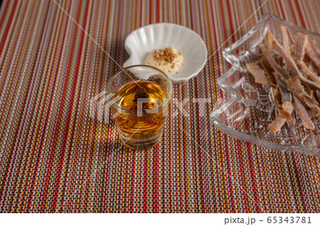 ウイスキーストレートとスルメ 65343781