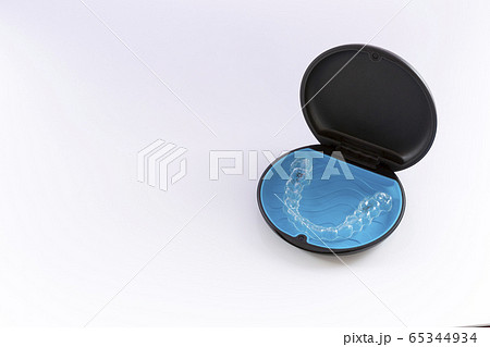 目立たないマウスピース型の歯の矯正 65344934