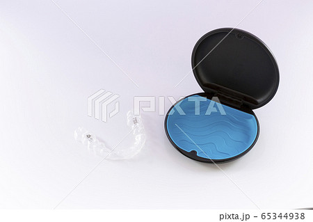 目立たないマウスピース型の歯の矯正 65344938