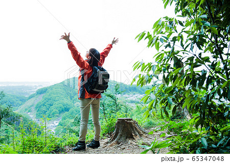 登山 女性 山ガール トレッキング 山登り 山 アウトドア ハイキングの写真素材