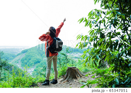 登山 女性 山ガール トレッキング 山登り 山 アウトドア ハイキングの写真素材