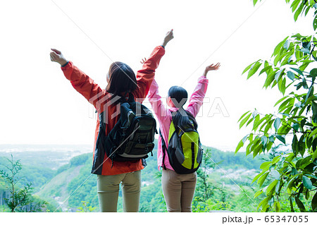 登山 女性 山ガール トレッキング 山登り 山 アウトドア ハイキングの写真素材