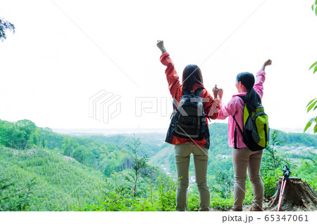 女性　登山 登山 女性 山ガール トレッキング 山登り 山 アウトドア ハイキングの写真素材 [65347061] - PIXTA