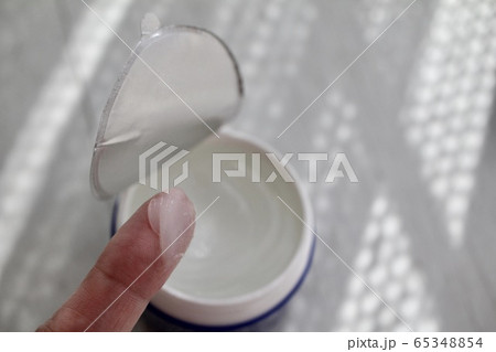 ワセリンをつけた指 保湿乾燥ケア ワセリンをつけた指 保湿乾燥ケア 65348854
