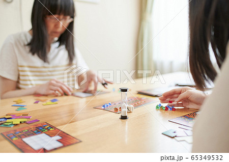 ボードゲームをする家族 65349532
