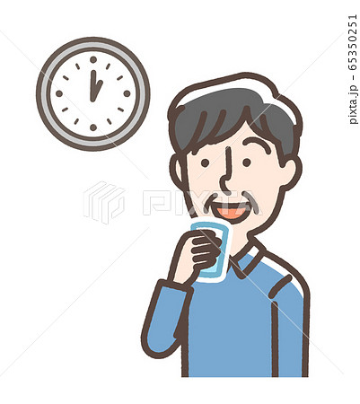 水を飲む男性 65350251