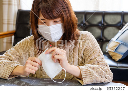 子供用マスクに紐を通す女性　手作り　感染症対策 65352297