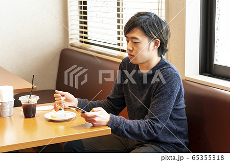 ケーキを食べる男性 ケーキを食べる男性 65355318