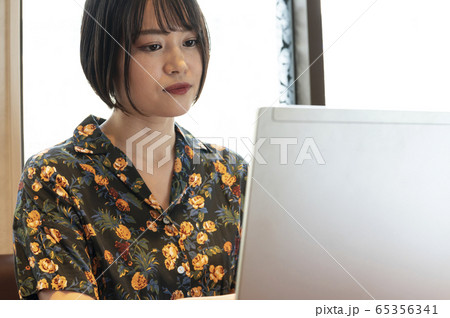 テーブルでノートパソコンする女性 テーブルでノートパソコンする女性 65356341