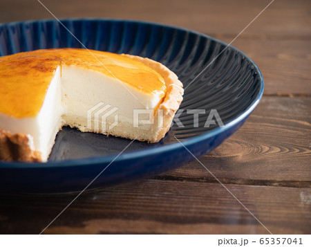 カットされたレアチーズケーキタルト。 カットされたレアチーズケーキタルト。 65357041