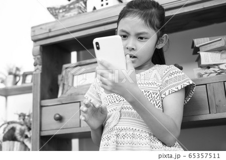 スマホを操作する子供イメージ スマホを操作する子供イメージ 65357511