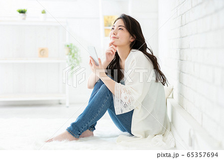 女性　部屋　リラックス 65357694