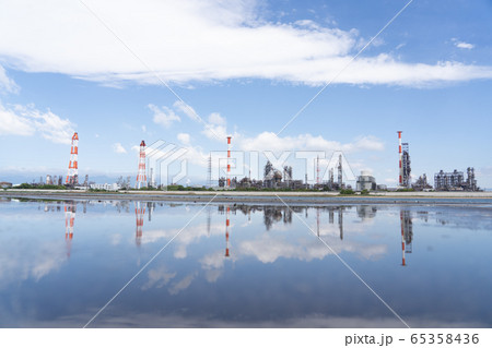 四日市工場と水溜まり 四日市工場と水溜まり 65358436