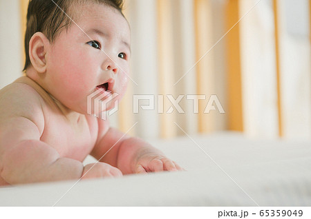 元気な赤ちゃん 65359049