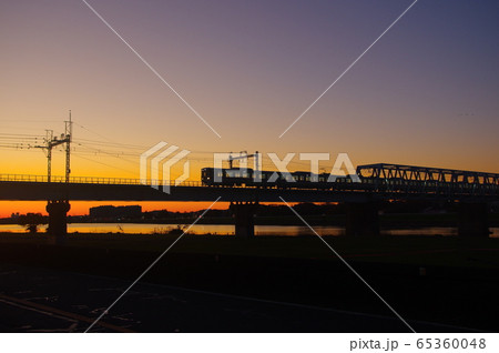 朝焼けと多摩川橋梁を通過する京王線 朝焼けと多摩川橋梁を通過する京王線 65360048