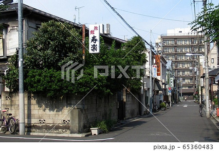 山谷のドヤ街 65360483