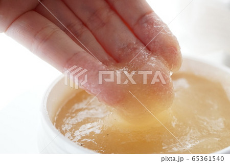 スクラブを取る手 スクラブを取る手 65361540