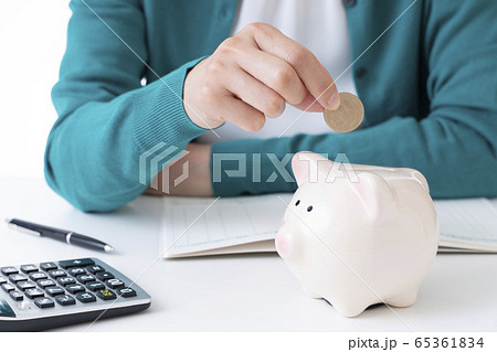 貯金　貯蓄　貯金箱 65361834