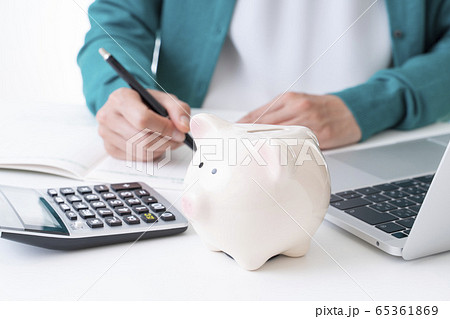 貯金　貯蓄　貯金箱 65361869