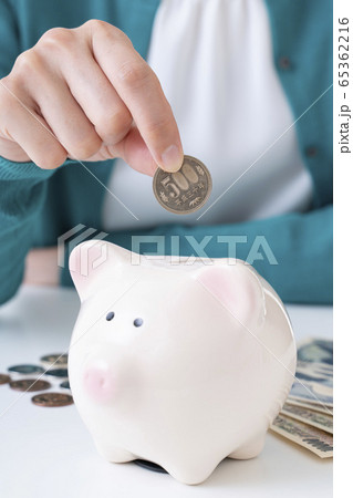 貯蓄　貯金　貯金箱 65362216