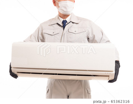 エアコンを持つ作業員 65362316