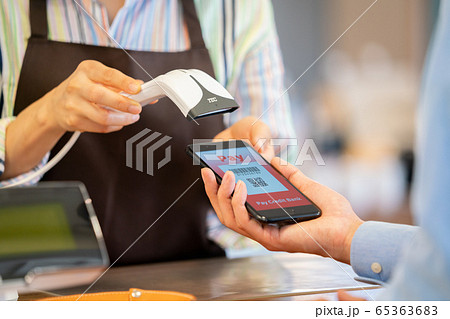クレジットカード　レジ　買い物 65363683