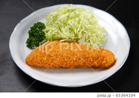 白身魚のフライ 65364104