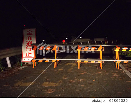 通行止めの看板とバリケード 65365026