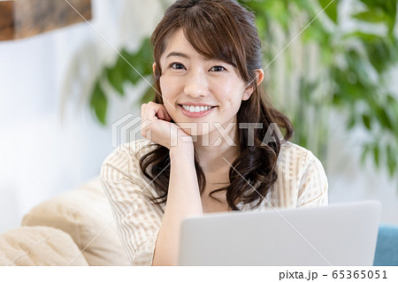 女性　ノートパソコン　自宅　リビングルーム 65365051