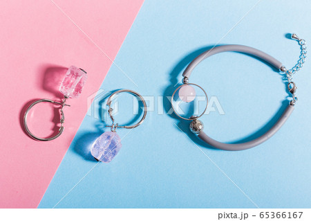 Women's Jewelry. Trendy jewelry on coloured background. Flat lay, top view. 65366167