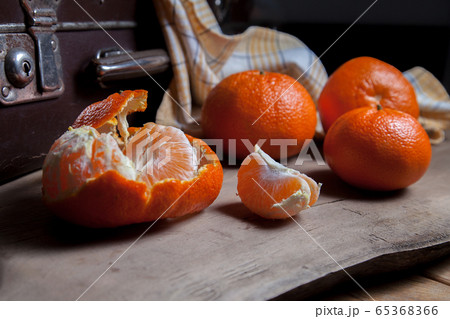 Unpeeled round ripe orange mandarins or tangerines 65368366