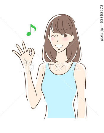 笑顔でOKサインを出す女性 65368572