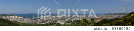 新居浜市街と住友化学のコンビナート、燧灘の島々のパノラマ 65369590