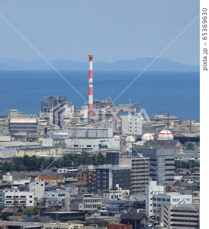 新居浜市街と住友化学の愛媛工場菊本地区付近 65369630