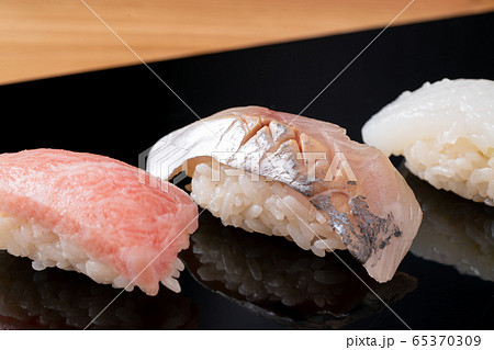 鯵、烏賊、鮪大トロの握り 鯵、烏賊、鮪大トロの握り 65370309