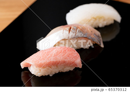 鯵、烏賊、鮪大トロの握り 鯵、烏賊、鮪大トロの握り 65370312