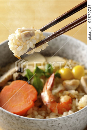 釜飯 炊き込みご飯を食べる 釜飯 炊き込みご飯を食べる 65370787