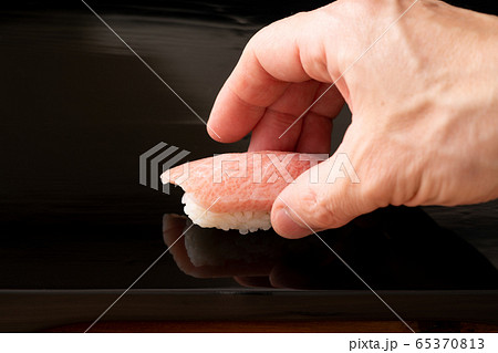 鮪大トロを握る板前 鮪大トロを握る板前 65370813