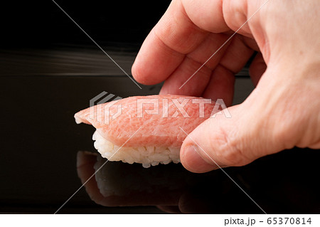 鮪大トロを握る板前 鮪大トロを握る板前 65370814