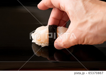 帆立の鮨を握る板前 帆立の鮨を握る板前 65370867