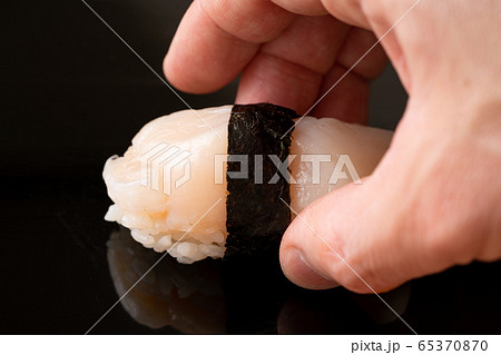 帆立の鮨を握る板前 65370870