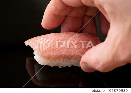 鮪大トロを握る板前 鮪大トロを握る板前 65370980