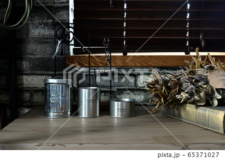 インダストリアル 缶の置いてるデスク インダストリアル 缶の置いてるデスク 65371027