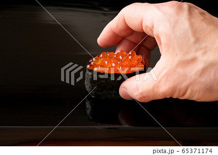 いくらととびっこの鮨を握る板前 いくらととびっこの鮨を握る板前 65371174