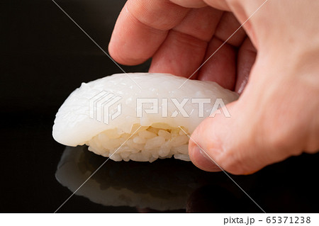 烏賊の鮨を握る板前 烏賊の鮨を握る板前 65371238