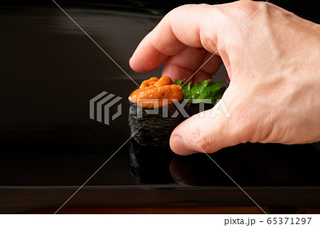 雲丹の鮨を握る板前 雲丹の鮨を握る板前 65371297