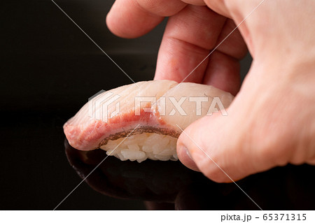 カンパチの鮨を握る板前 カンパチの鮨を握る板前 65371315